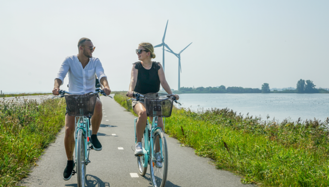 Koppel fietsend in de zomer 