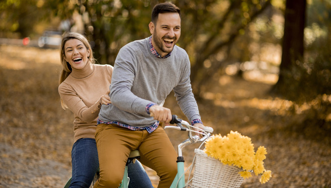 Couple cycling in the fall